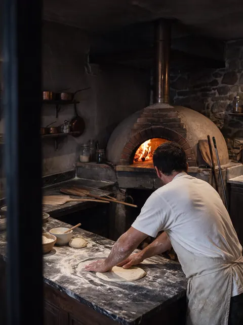Le pizzaiolo au travail devant son four